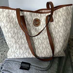 Micheal kors signature purse